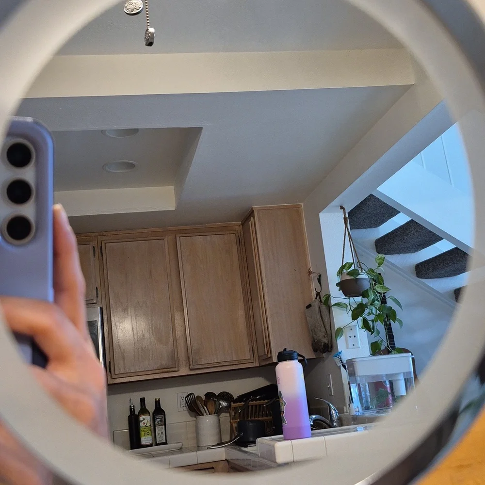 Double Sided Round Flip Stanup Magnifying Mirror